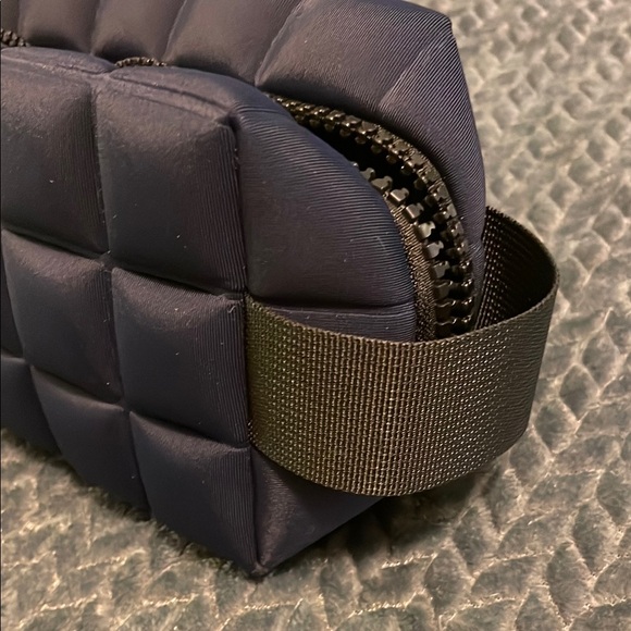 NWOT Navy PlushQuilted Toiletry Bag - Picture 4 of 6